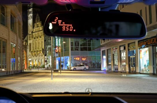Taxi mit Blick auf das Rathaus von Chemnitz